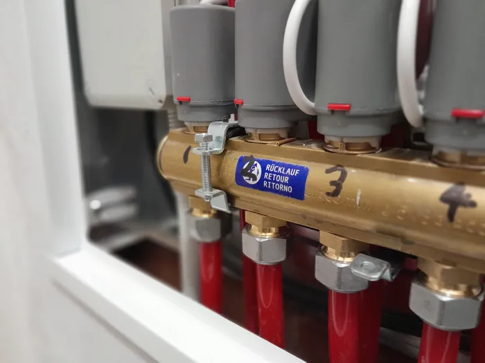 Close-up of manifold actuators and flow labels in three languages